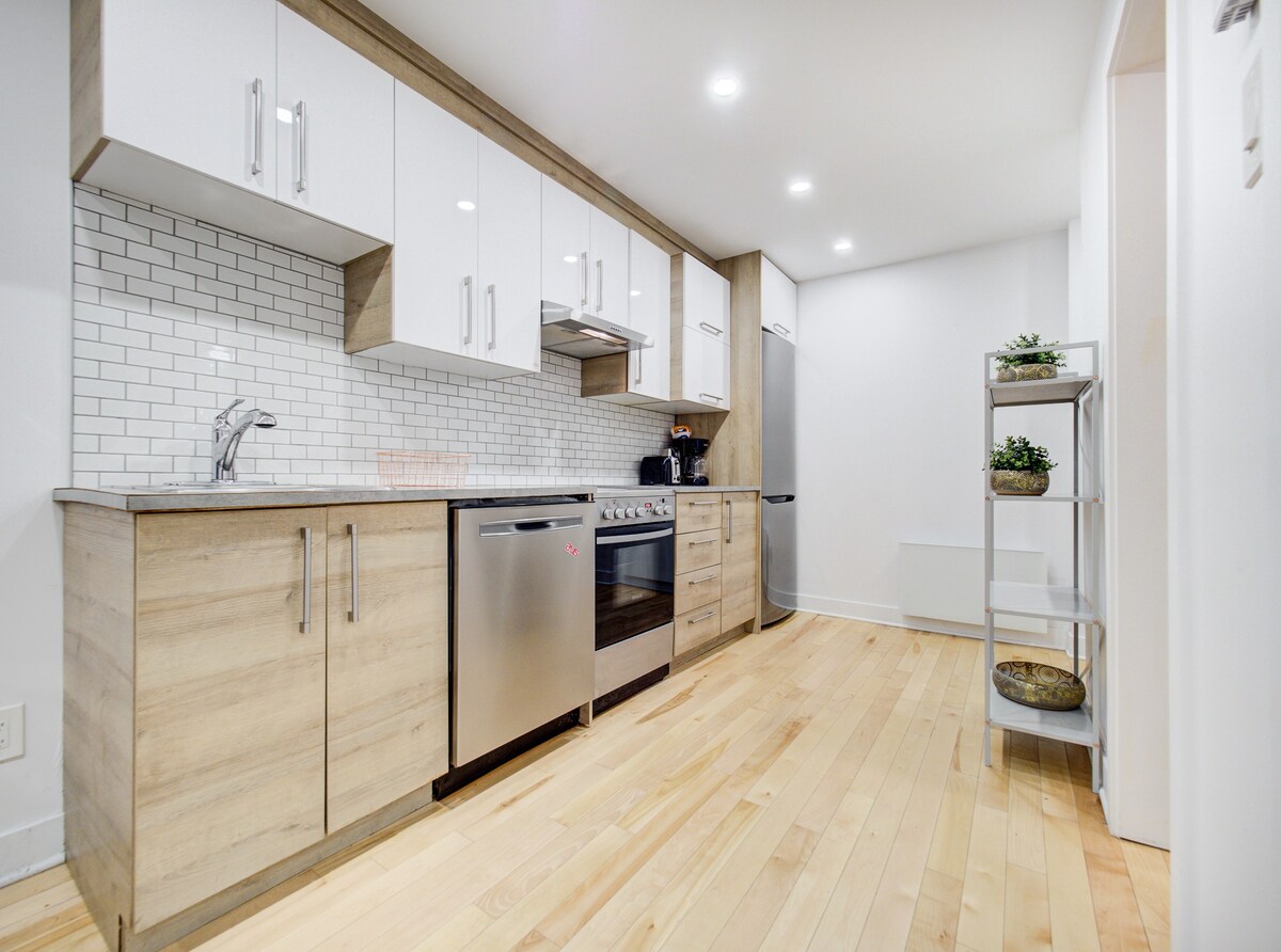 Urban Chic: 2-Bed Airbnb Oasis, Downtown Montreal