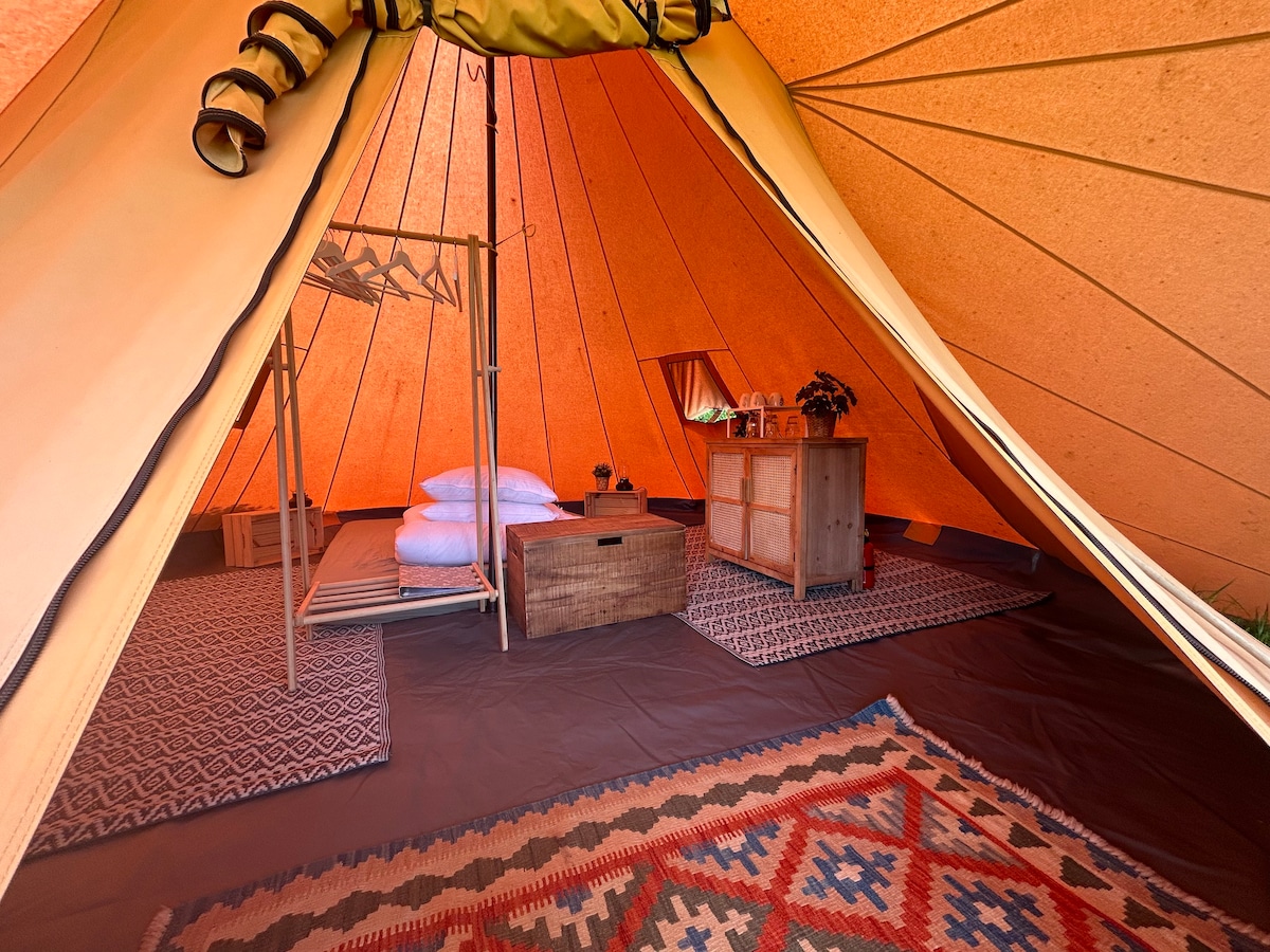 露营地配备家具的小费帐篷