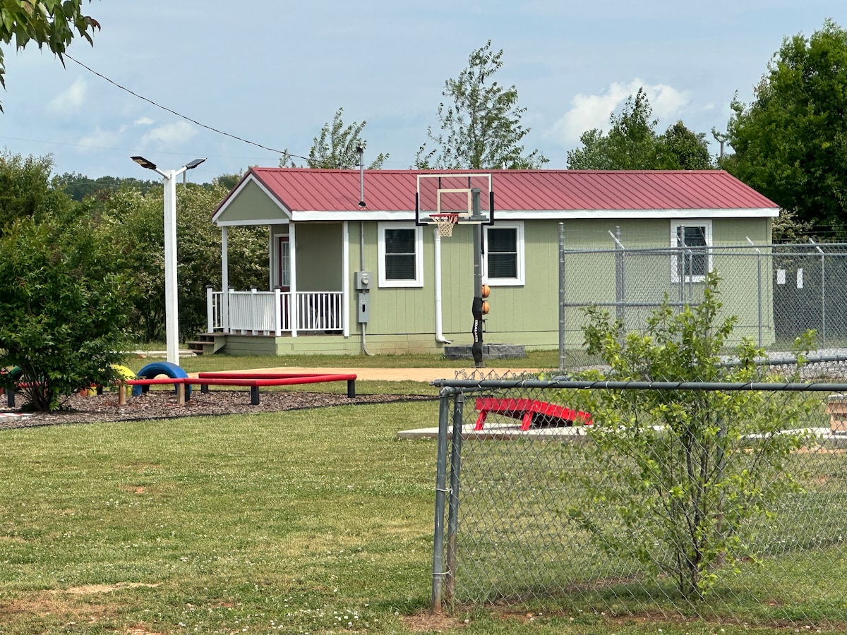 Clean and quiet family tiny home