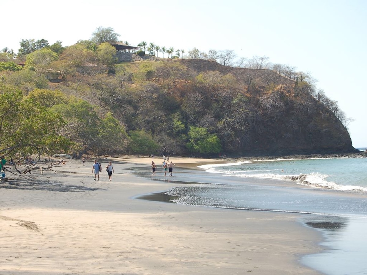 Los Almendros Bachelor apt only 50 yards to beach