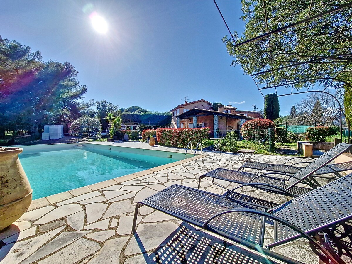 Villa  provençale de standing avec piscine
