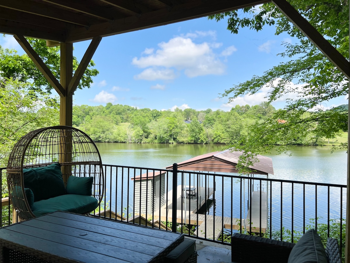 Melton Lakeside Abode. 4BR/3BA with boat dock