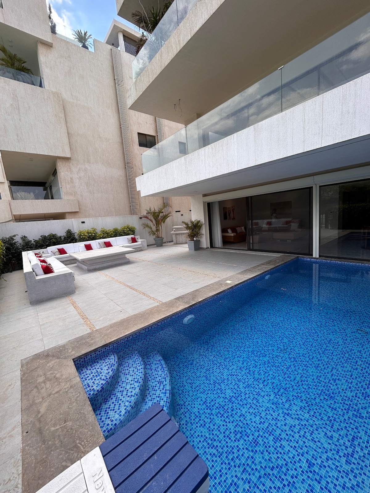 豪华双卧室公寓：私人泳池和花园