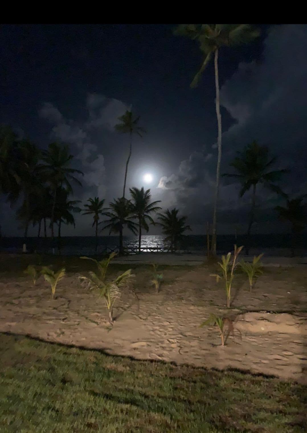 Casa nova pé na areia,  no Cond. Busca Vida!