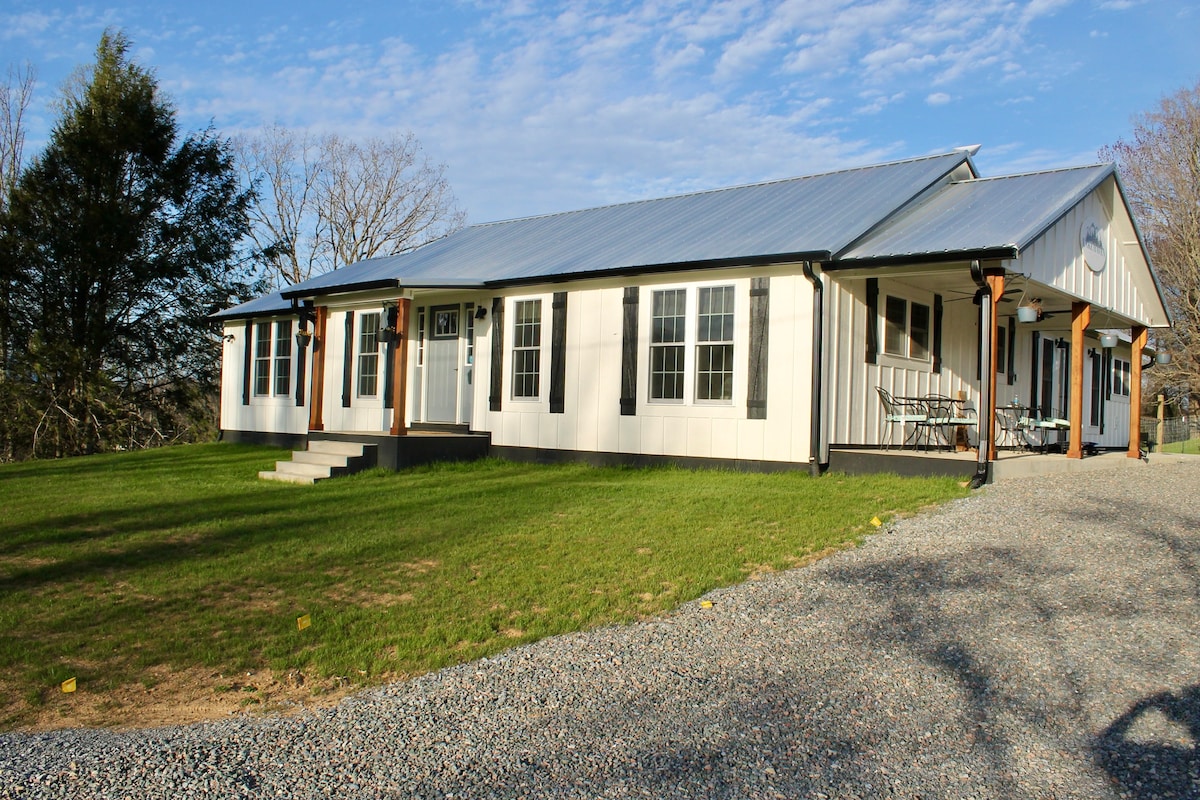 Comfy Farmhouse Above Watauga