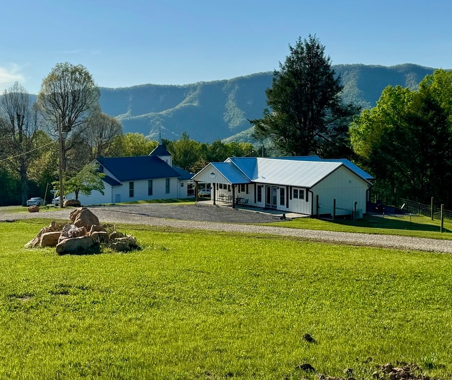 Comfy Farmhouse Above Watauga