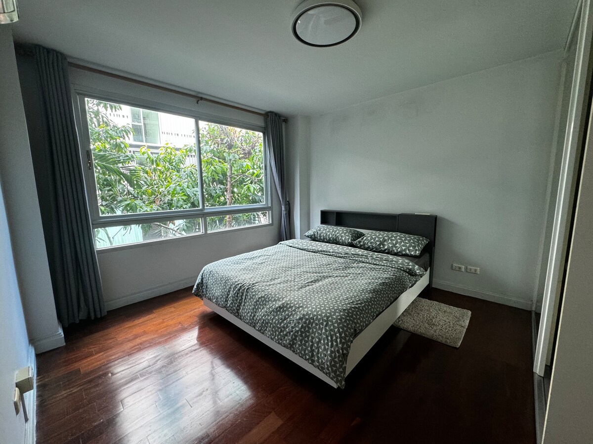 通罗（ Thonglor ）舒适的单卧公寓，工作空间宽敞