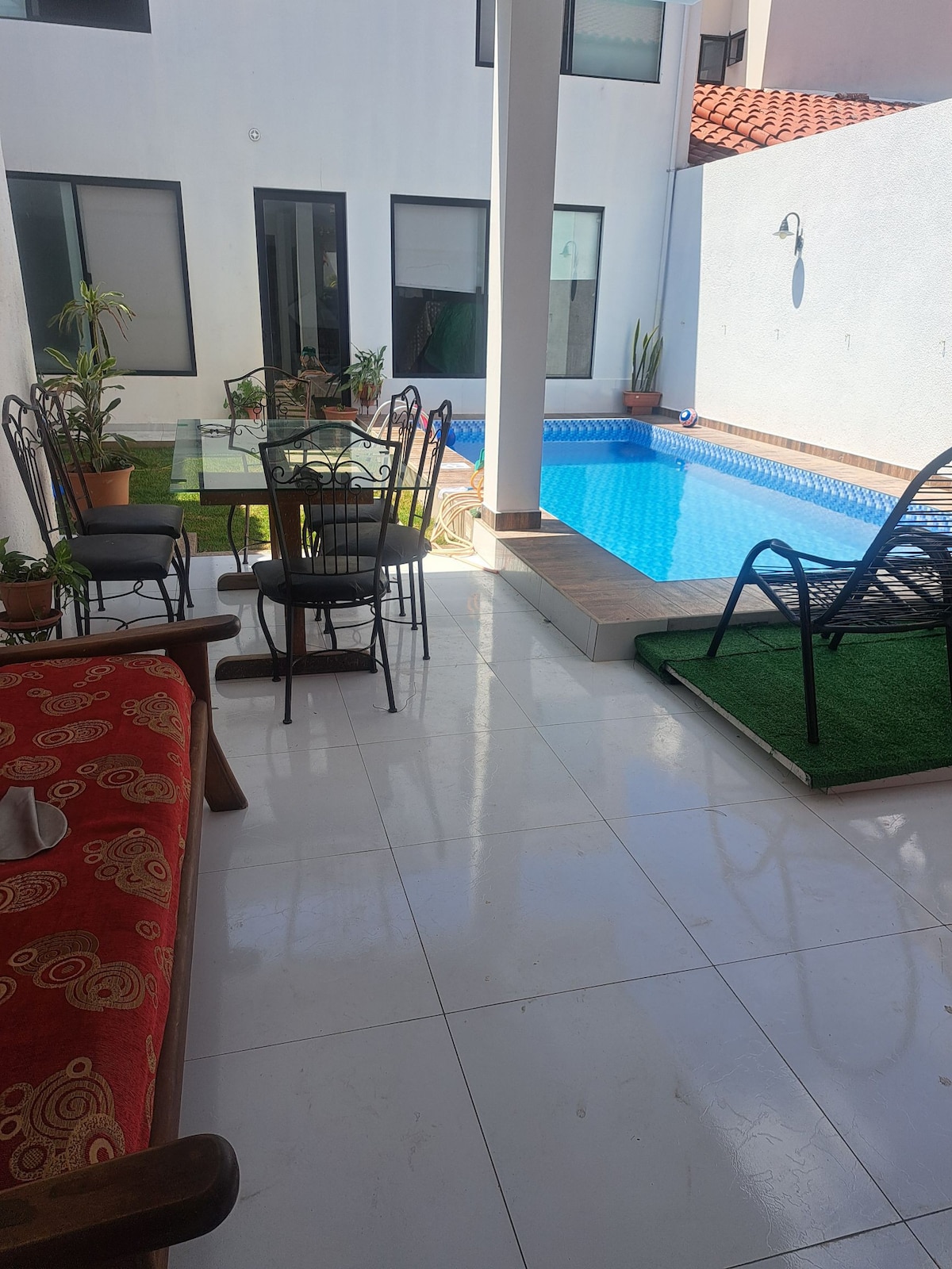 Comfortable guesthouse with swimming pool