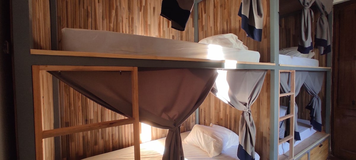 Dormitorio femenino con camas grandes, aire+wifi