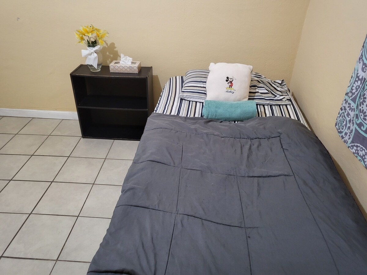 Cozy Twin Bed/Fridge/CBU/UCR/Mall/Private Room.