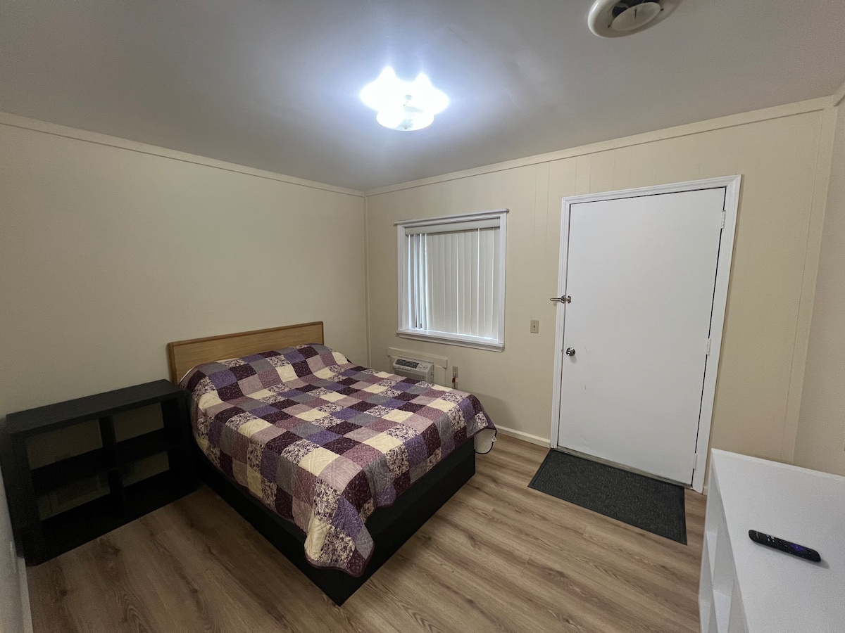 Economy Room #10 - Single Full Size Bed