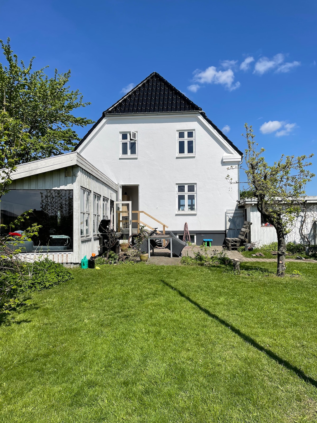 Stort hus med lukket have