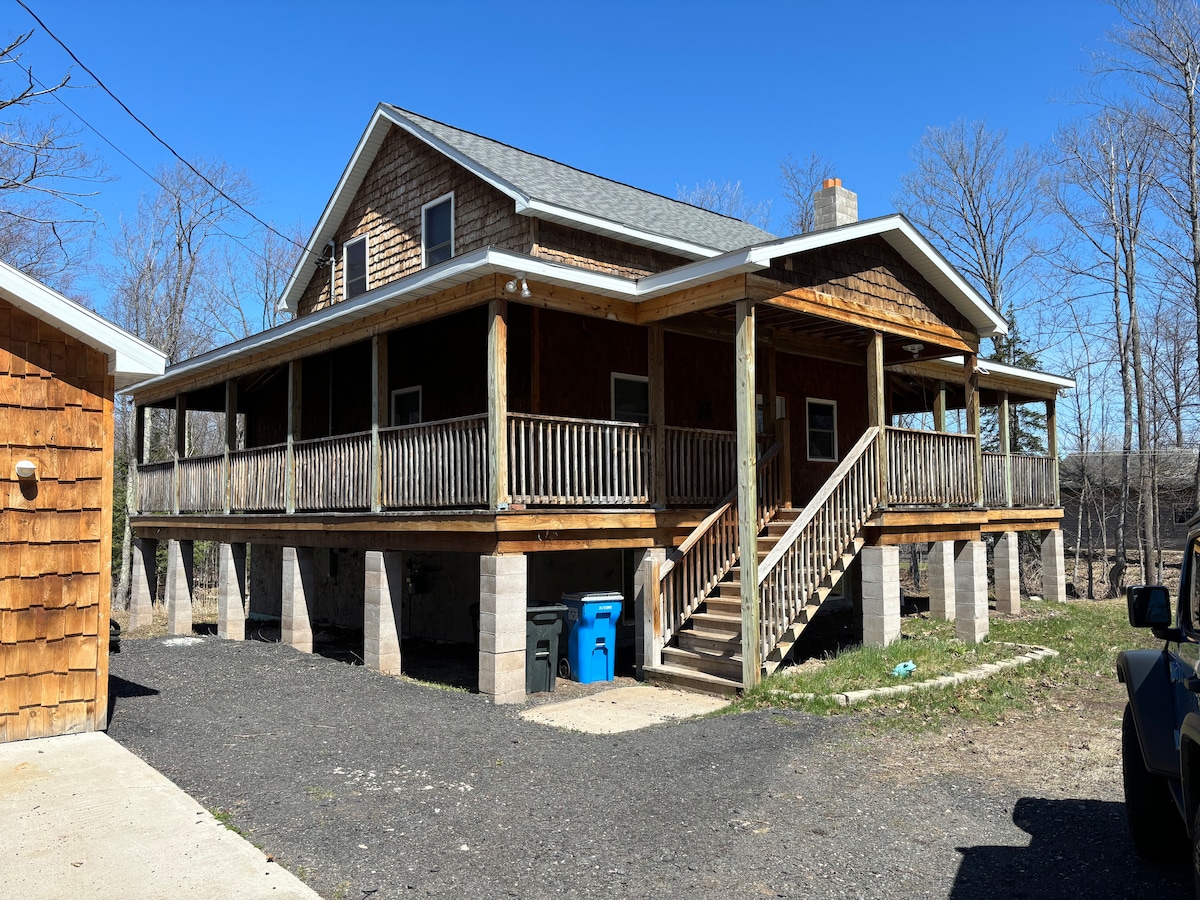 Six bedrooms, hot tub, pool, bar