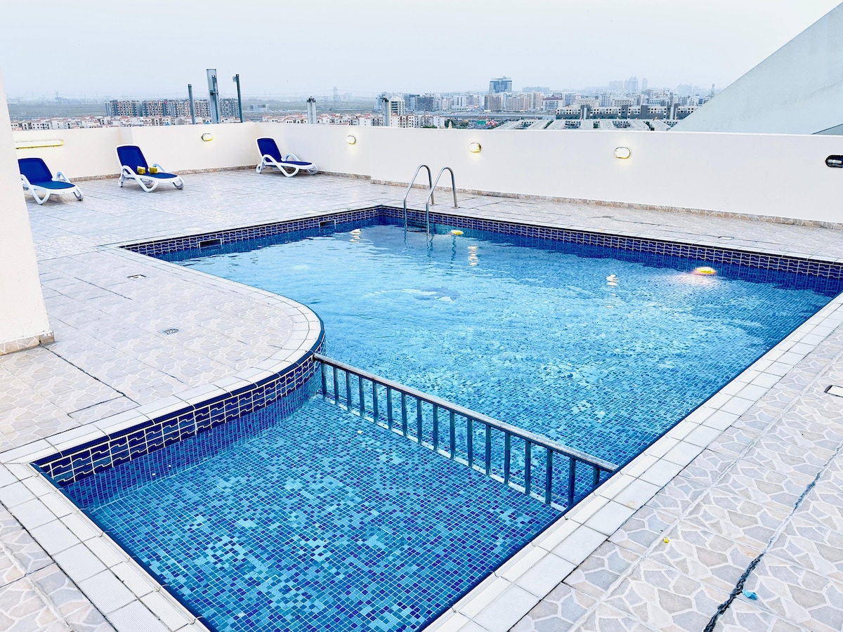 迪拜超豪华1bhk + 2个卫生间，带泳池和健身房