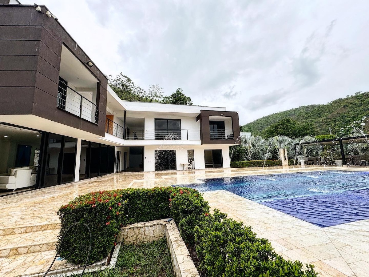 Exclusiva villa en Santa Fe de Antioquia/Pool/AC/