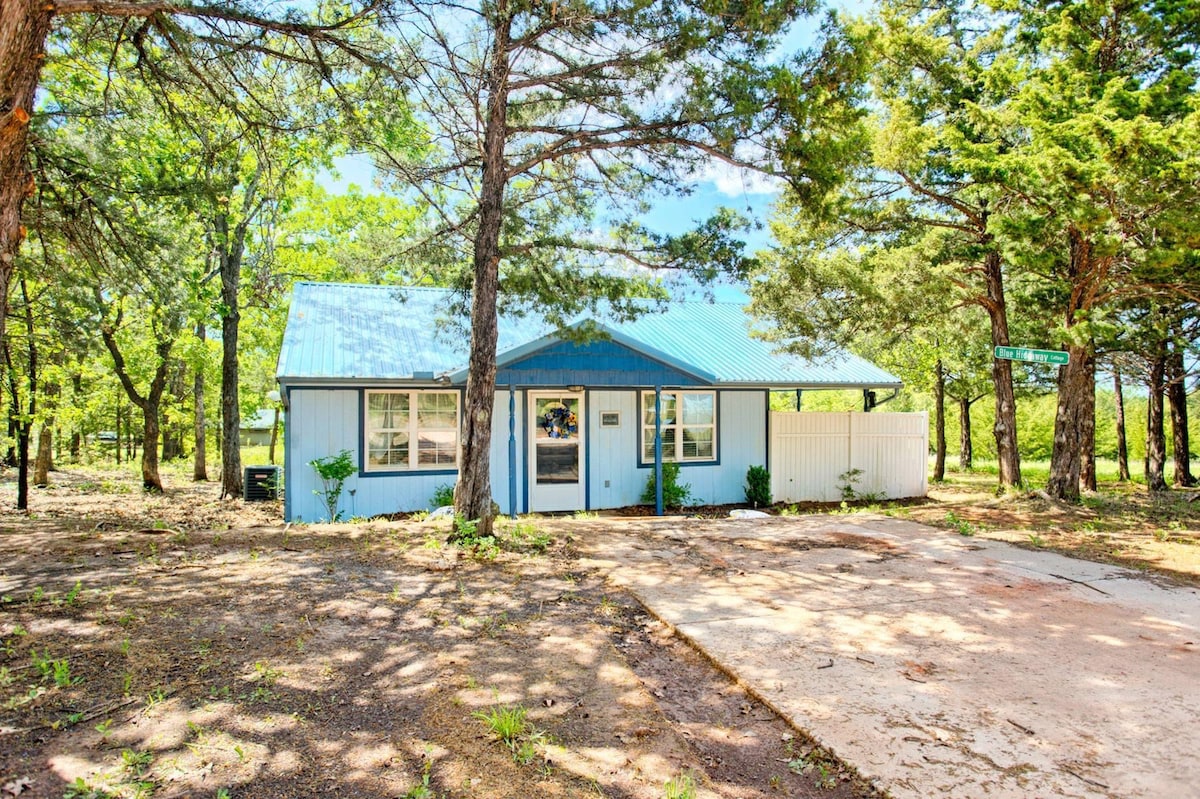 Romantic country cottage/hot tub/pet friendly-ish