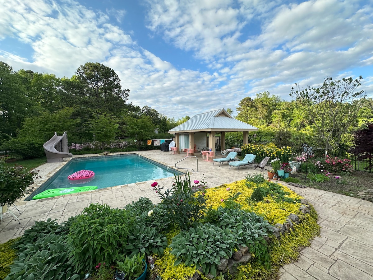 Paradise with a pool and a view