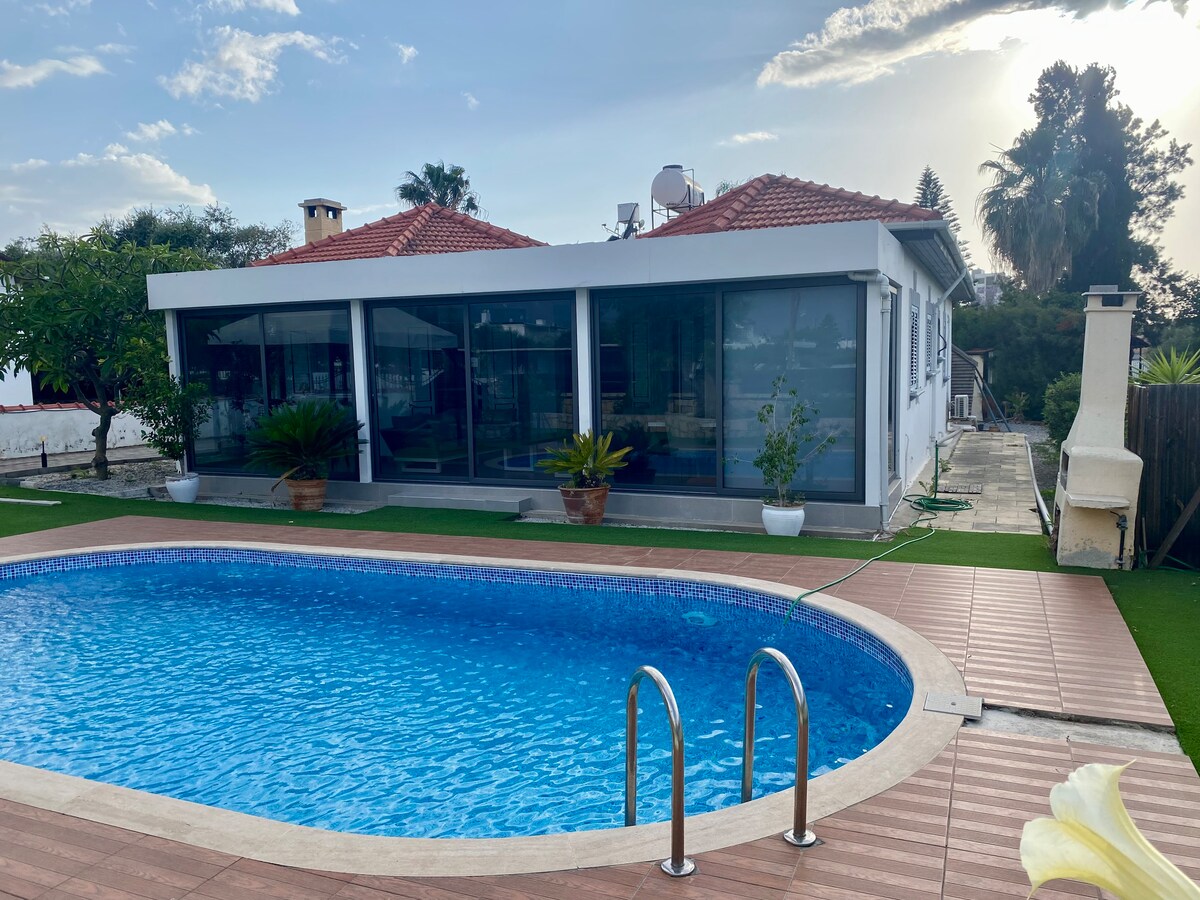 Girne’de 3 yatak odalı havuzlu villa -Villa Palm-