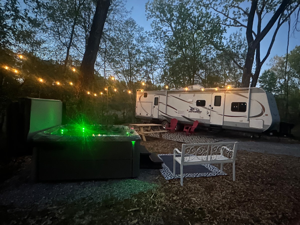 Camp in quiet w/ Spa Lake Pool