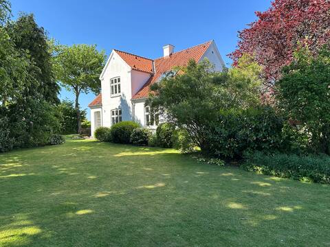 Charmerende villa med stor have og spa.