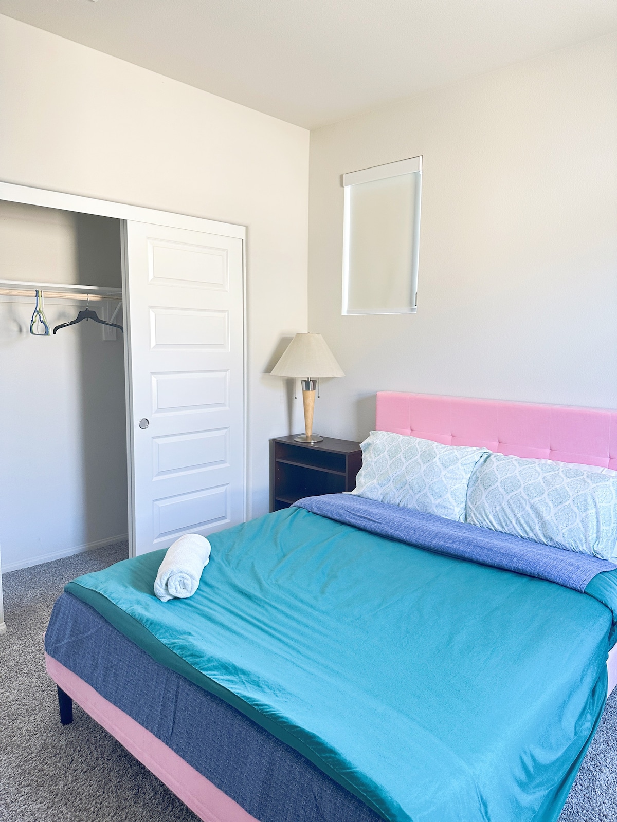 安大略机场附近的粉色标准双人床卧室3