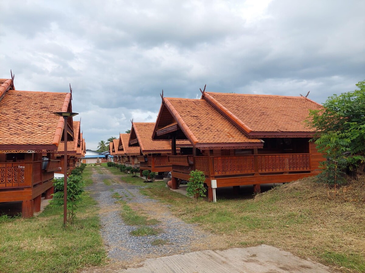 เรือนไทย เงียบสงบ บรรยายกาศดี