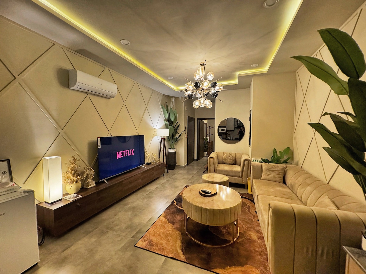 优雅的双卧室设计师公寓Nishat Build。