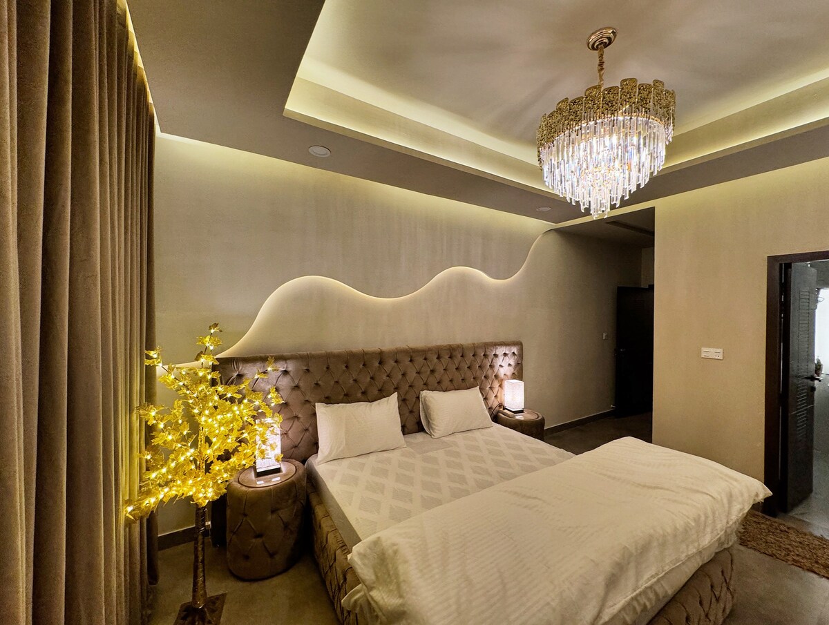 优雅的双卧室设计师公寓Nishat Build。