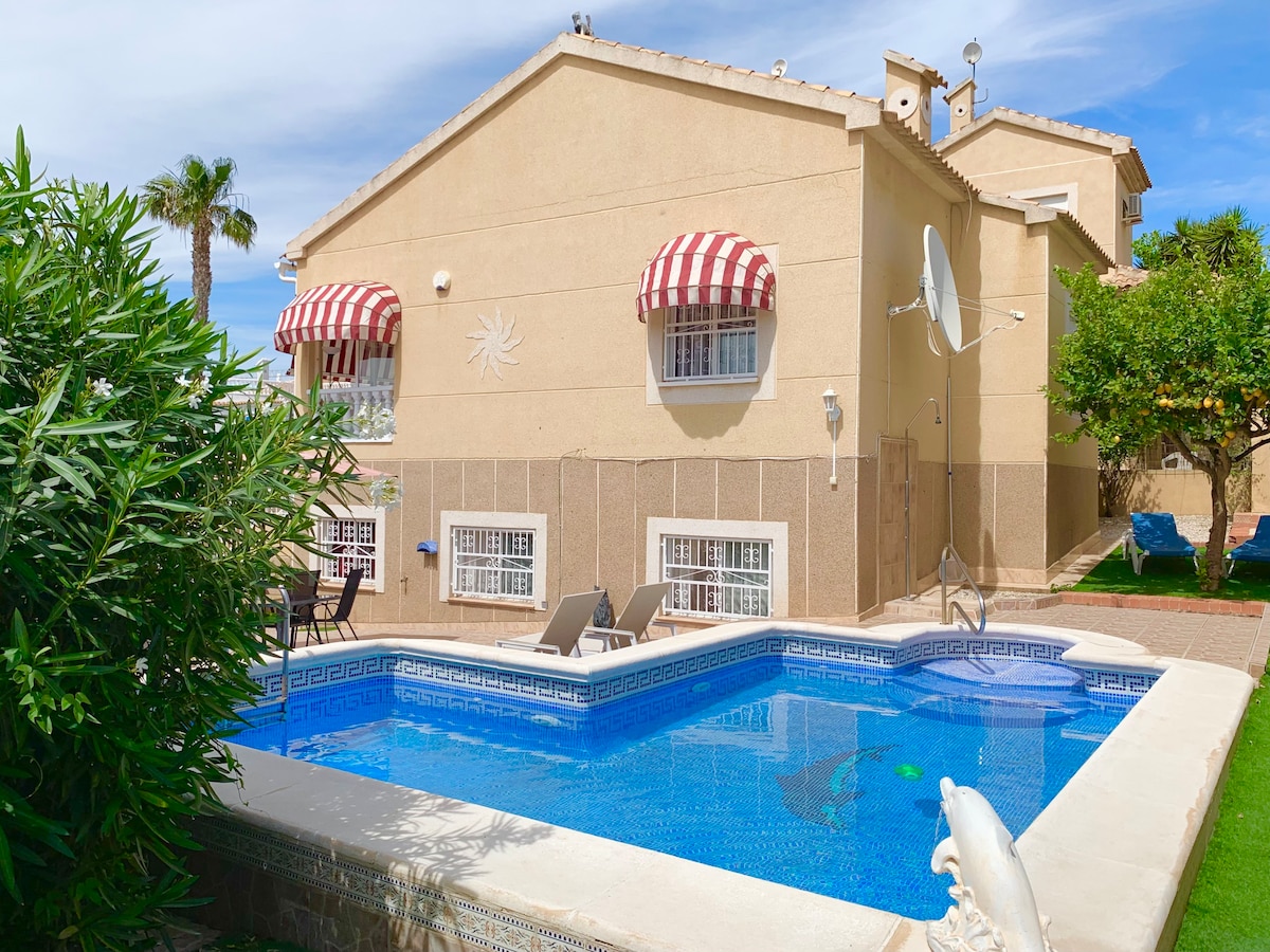 House with private pool