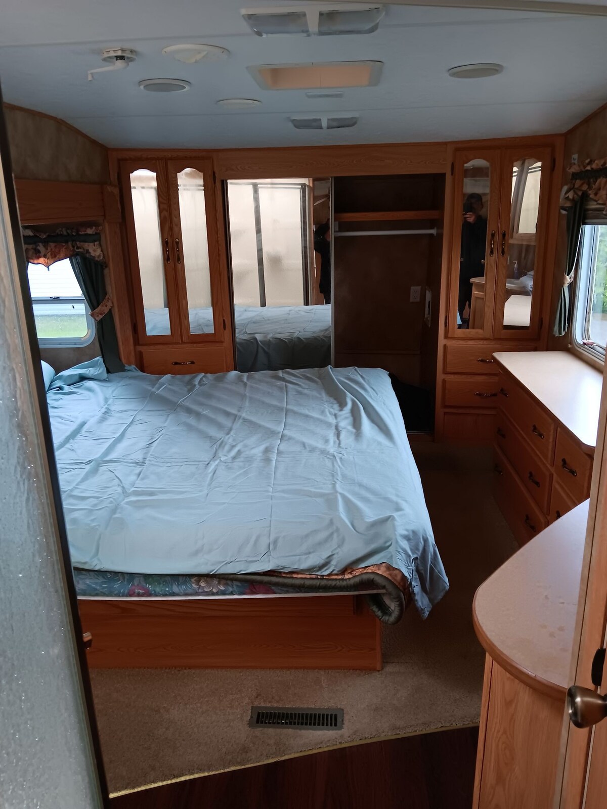 Private lot with 5th wheel
