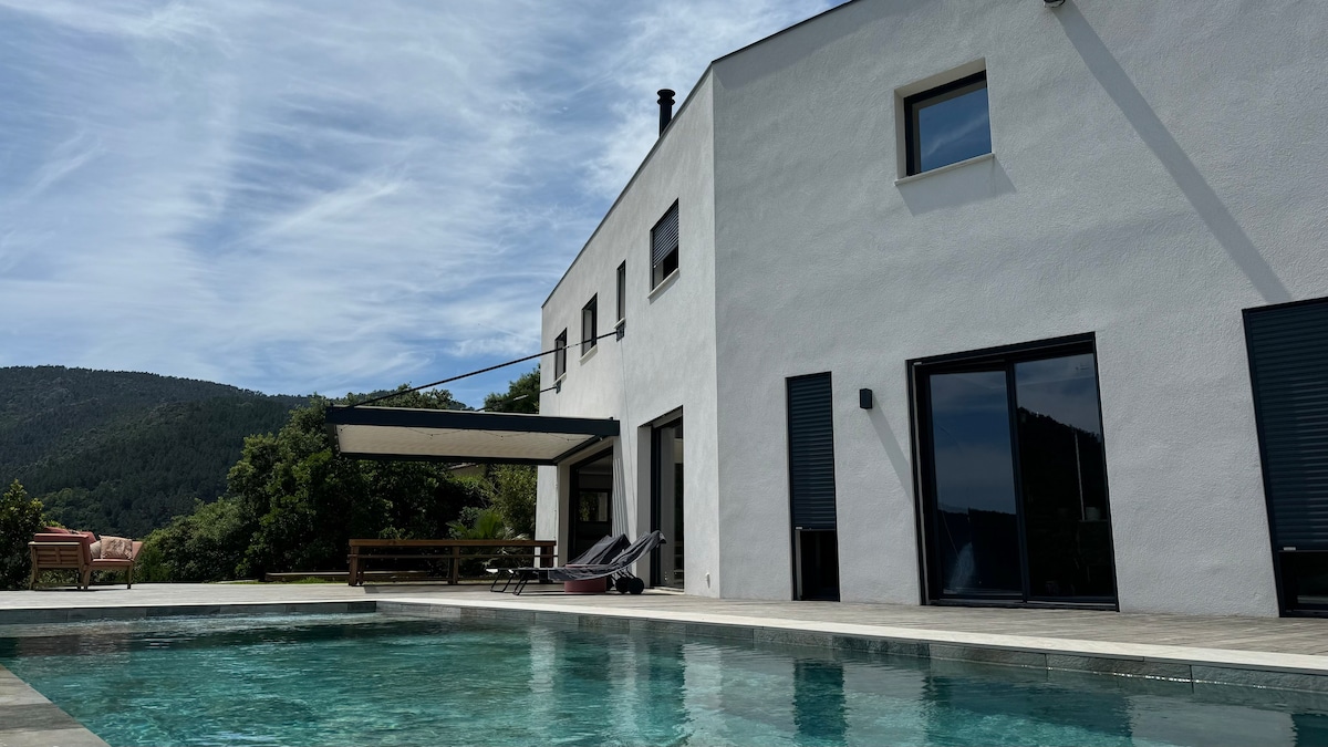 Villa moderne, piscine chauffée vue mer