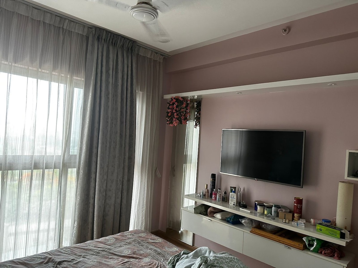 Plush 2 Bedroom apartment in the heart of Amanora