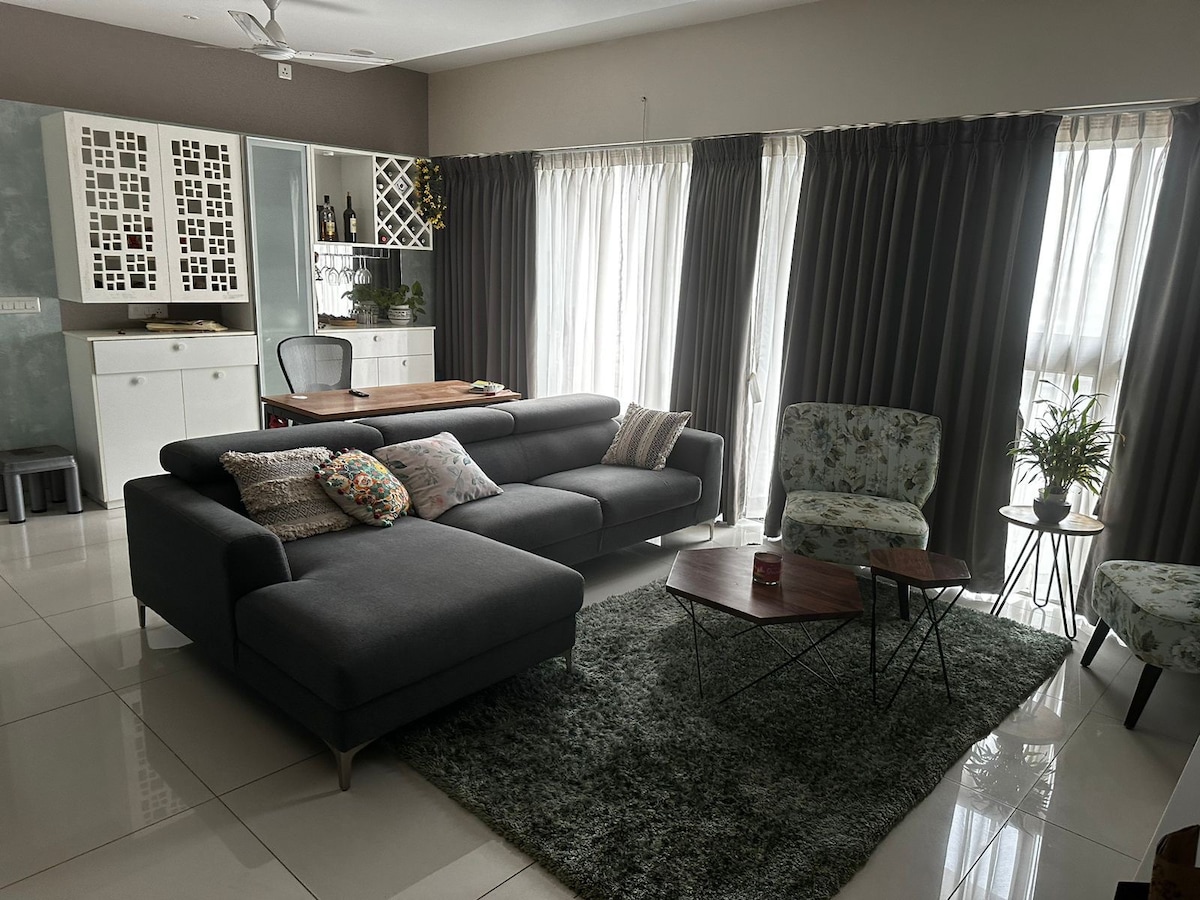 Plush 2 Bedroom apartment in the heart of Amanora