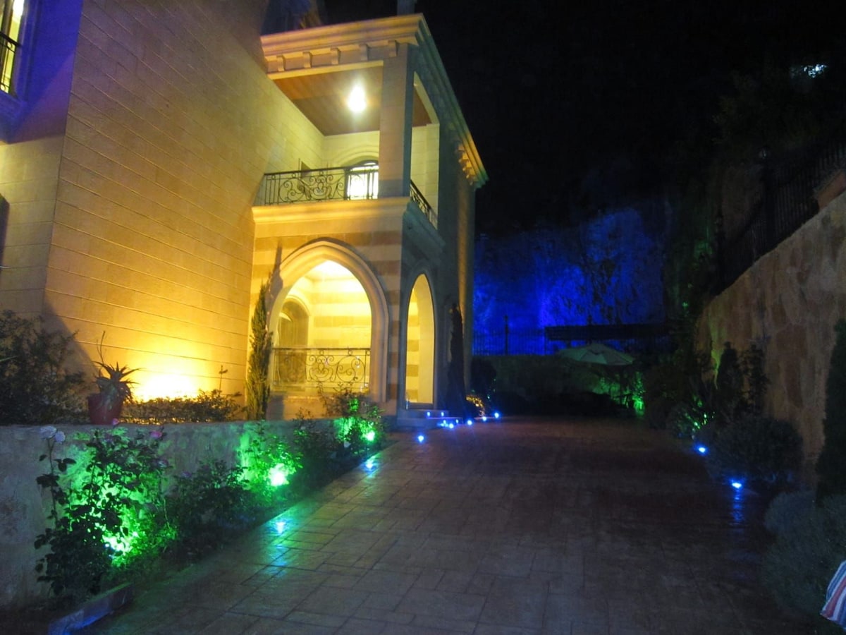 Luxurious villa in bchemoun