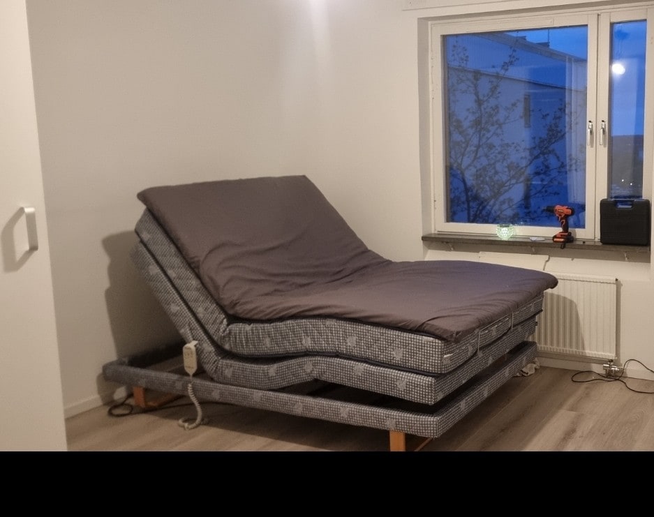 Shared room with electric bed