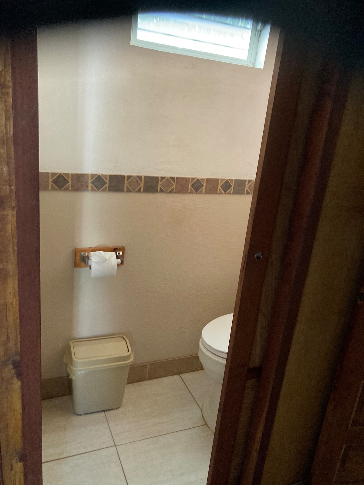 Private AC room w/ en-suite toilet in Guesthouse