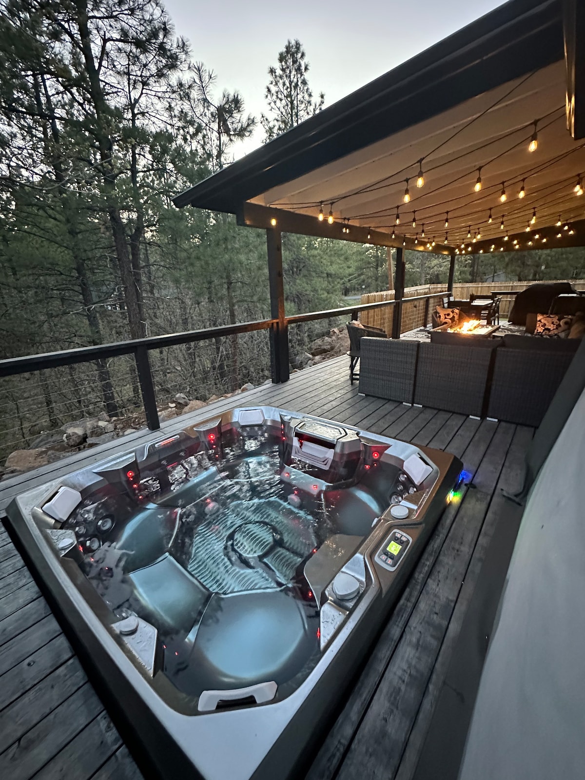Private Cozy Cabin~ Hot Tub, MiniGolf, Fenced Yard
