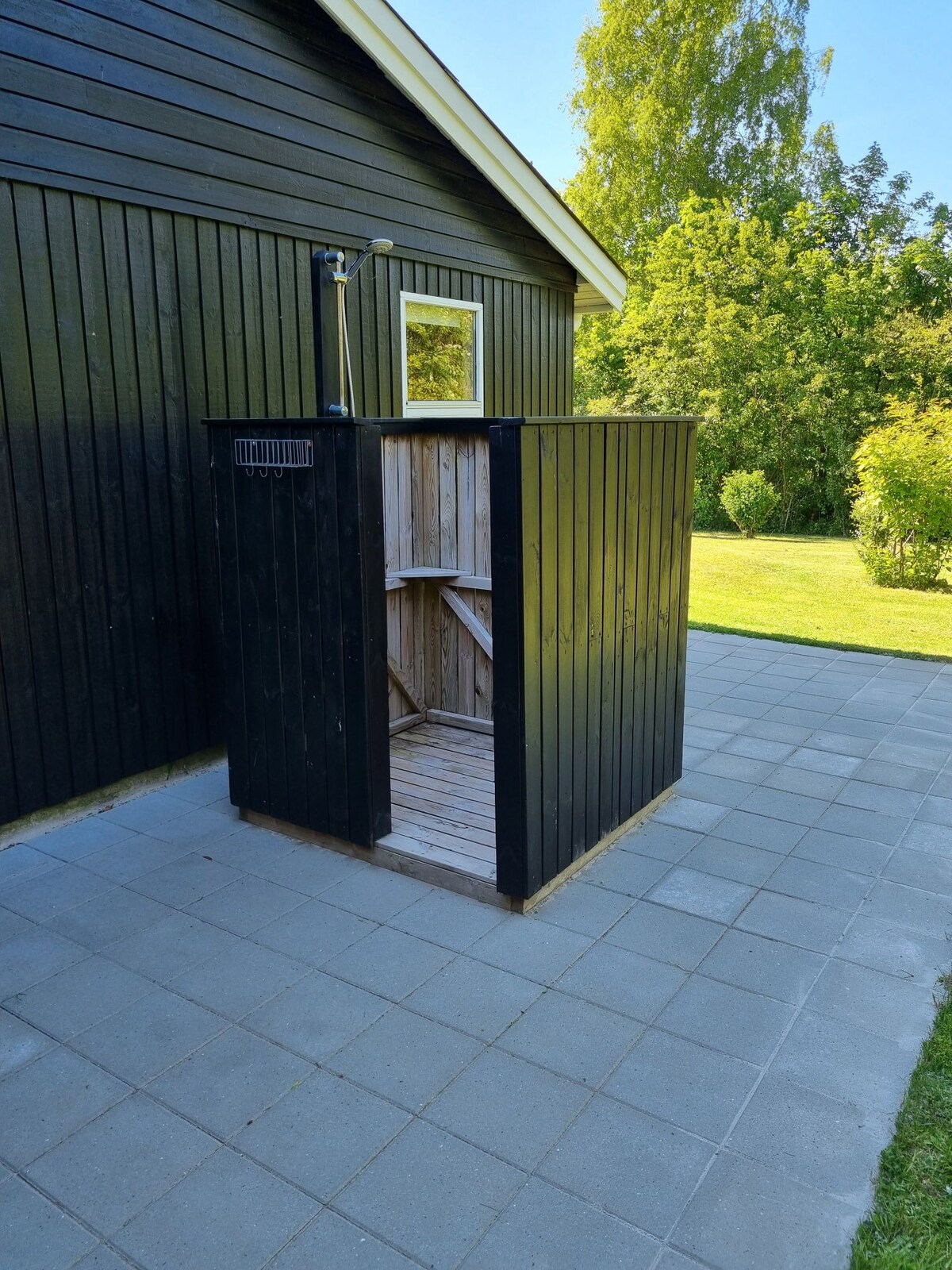 Sommerhus med indhegnet grund