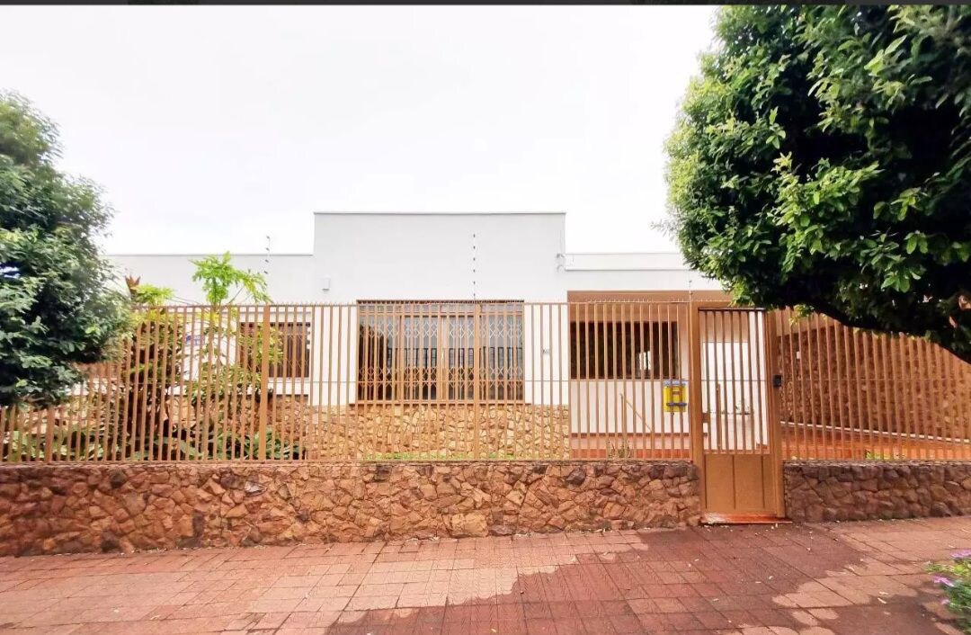 Casa minimalista com arquitetura portuguesa 1950