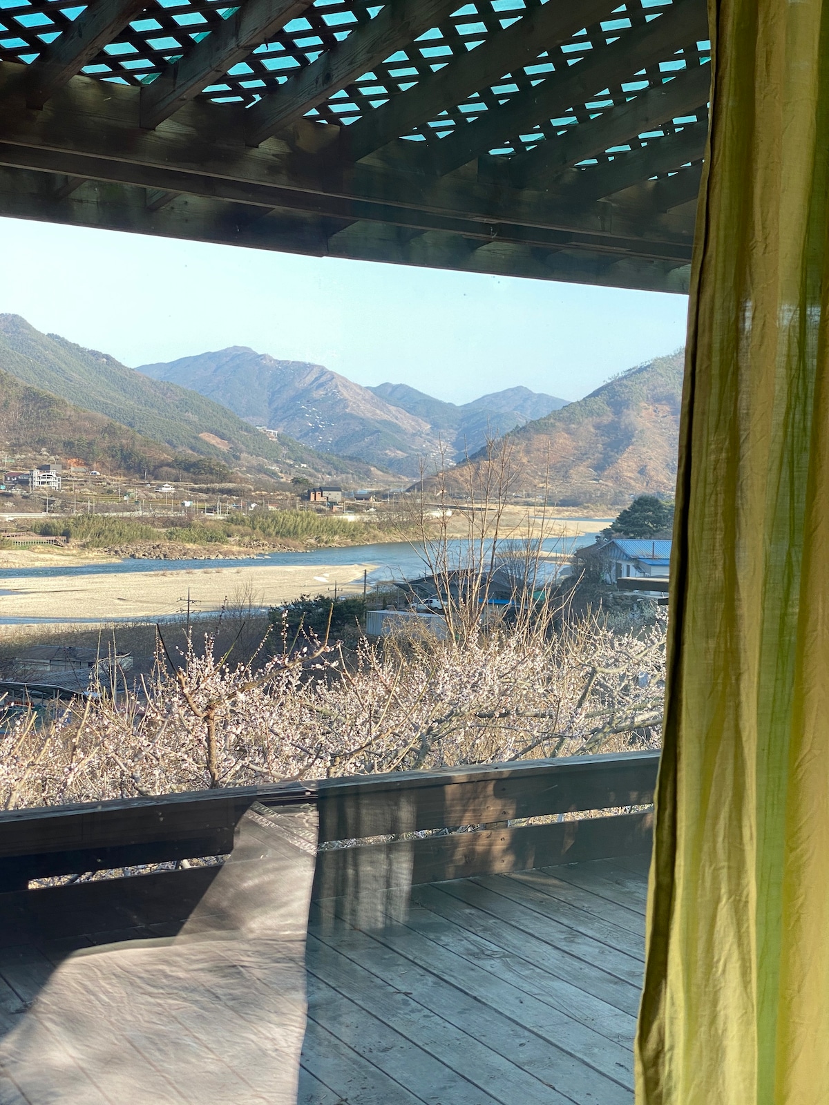 Seomjin Stay Hanok单间公寓，由Seomjinda Garden运营，在那里您可以欣赏到Seomjin河和Jirisan山