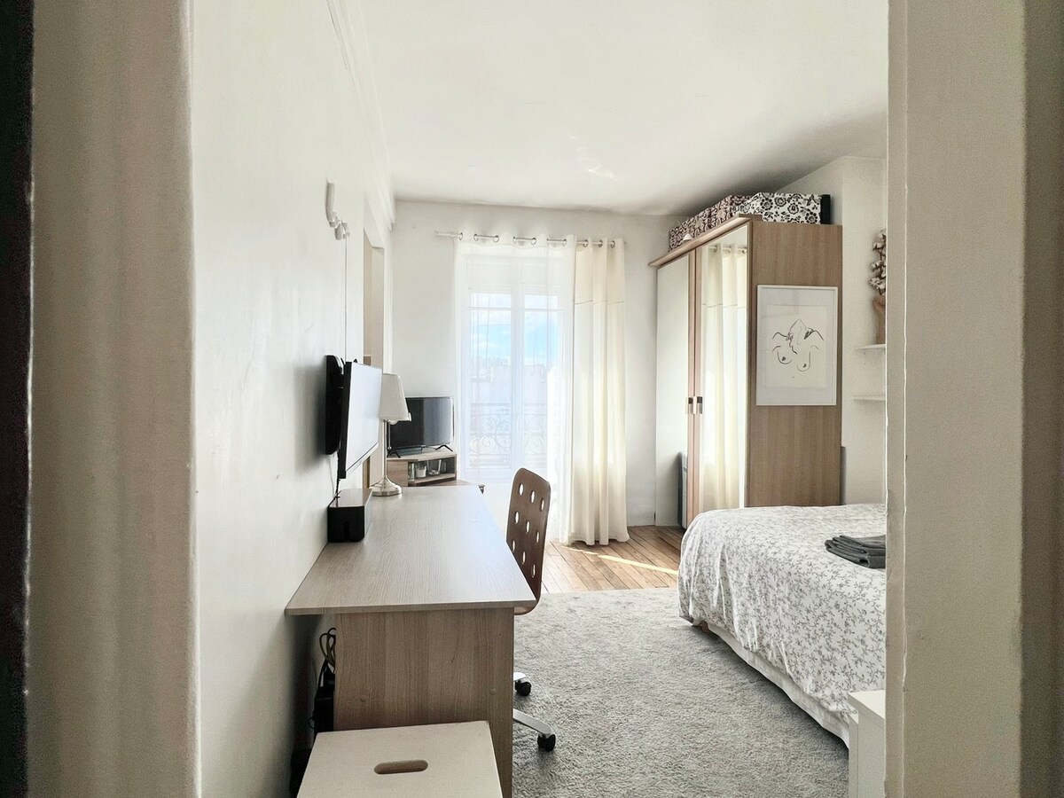 蒙帕纳斯附近典型的巴黎单间公寓。