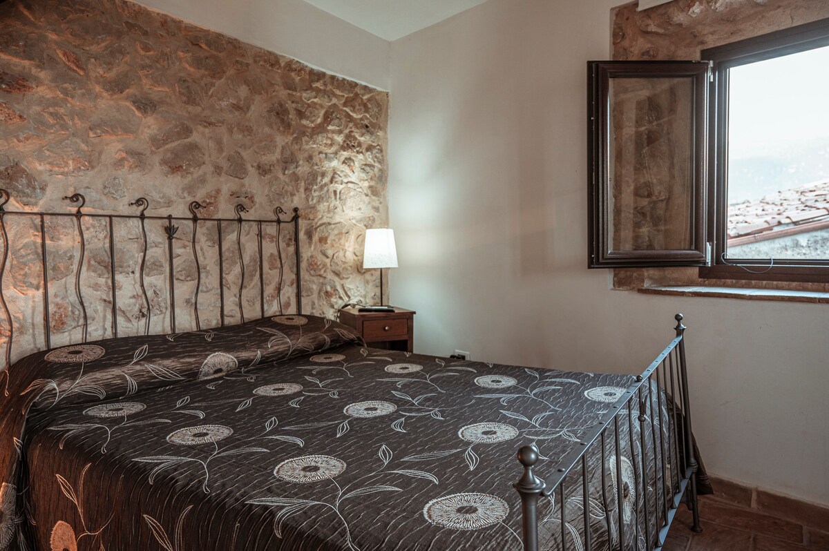 房间位于距离Circeo 30公里的一栋历史悠久的房子里
