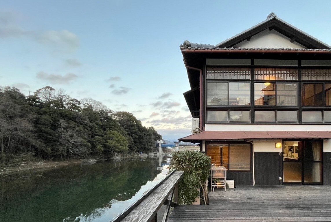 日式传统民宅/在河边放松