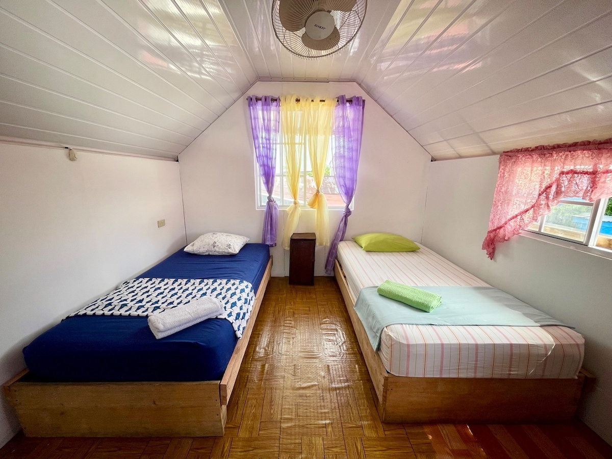 典型房屋的混合宿舍房间设有2张床