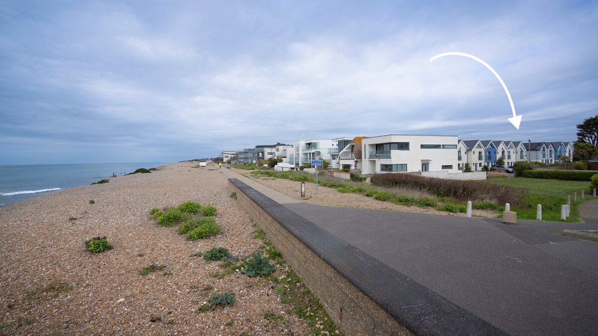 Minute from beach.Private Parking . Sleeps 5