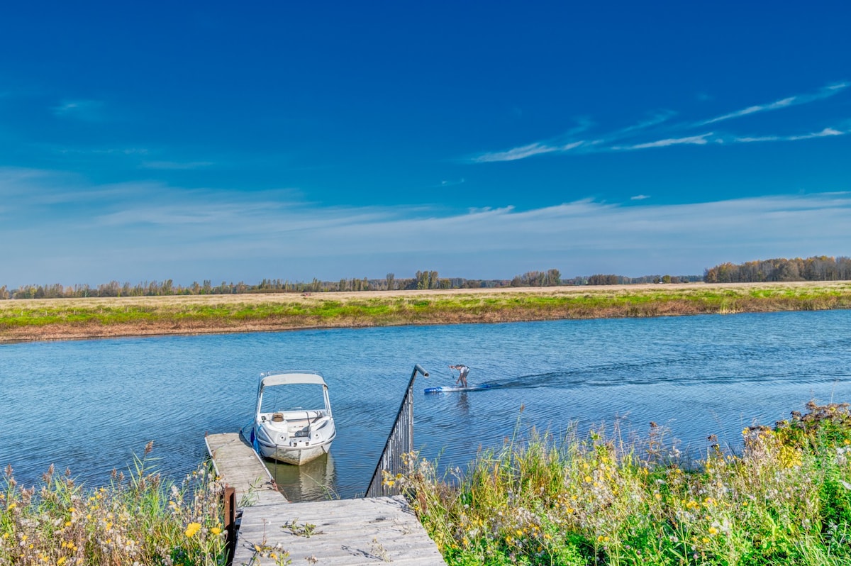 *Maison / Chalet, bord de l’eau*