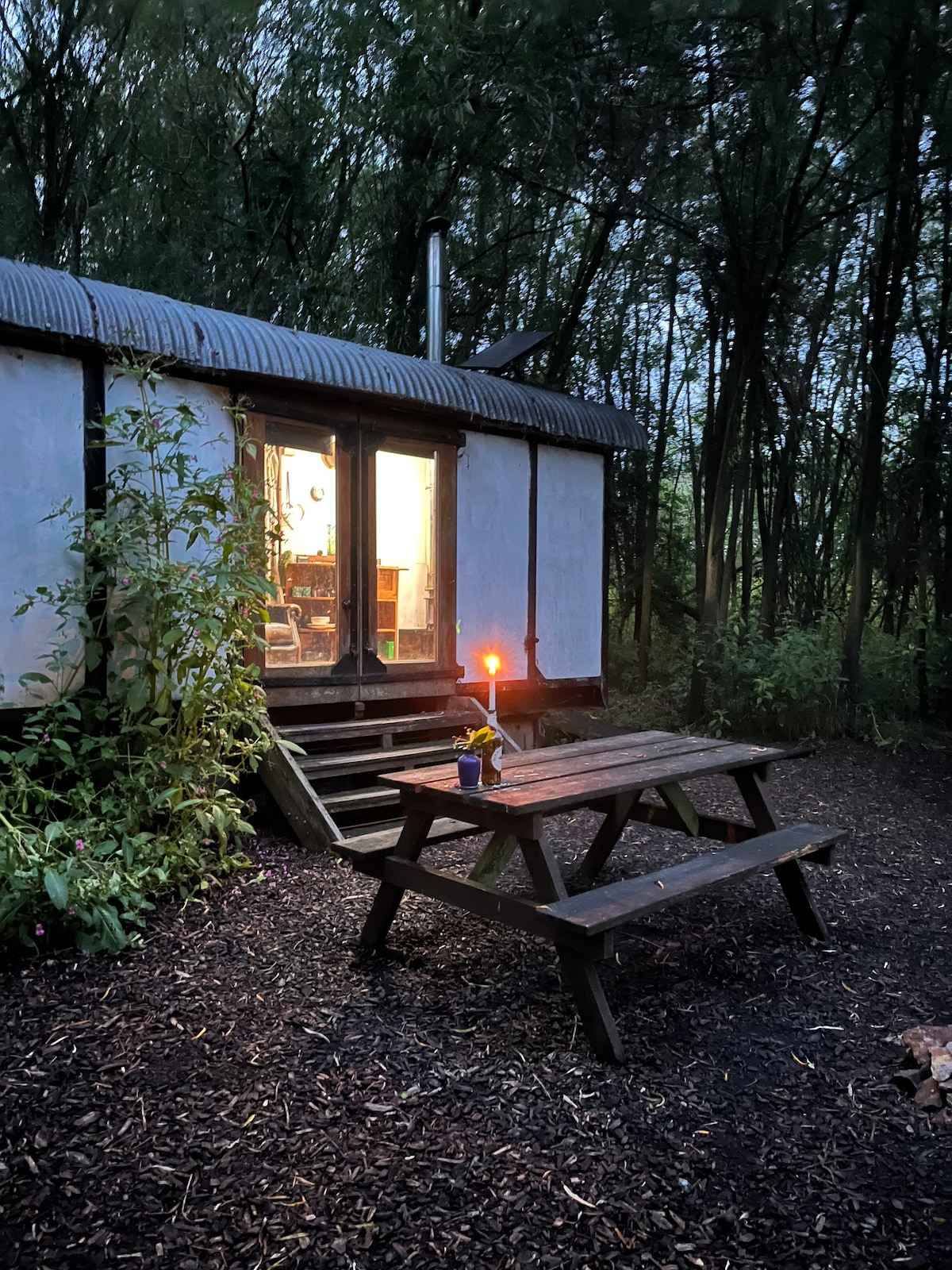 Nightingale Camp private Glamping with hot tub