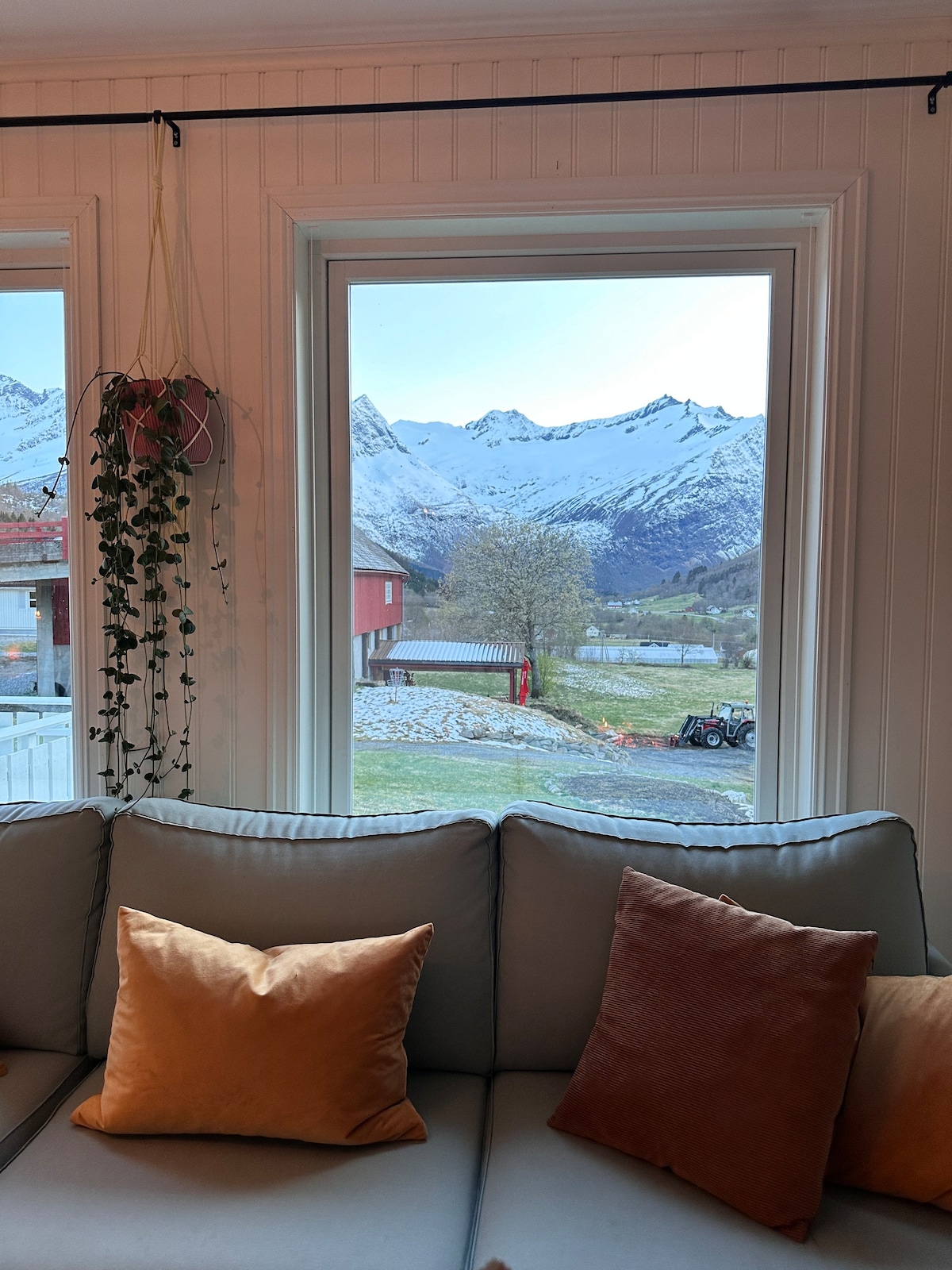 位于Sunnmøre阿尔卑斯山中心的舒适小家庭住宅