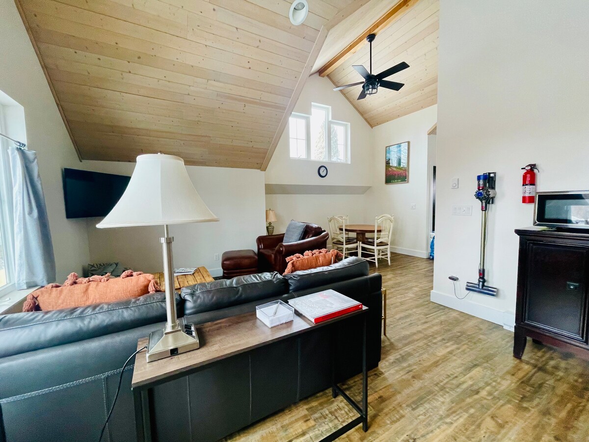 Bright & Roomy Upstairs Loft-Cali King, firepit