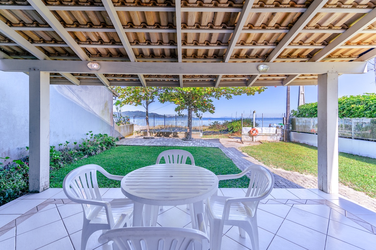 Casa pé na areia na praia de Zimbros, Bombinhas